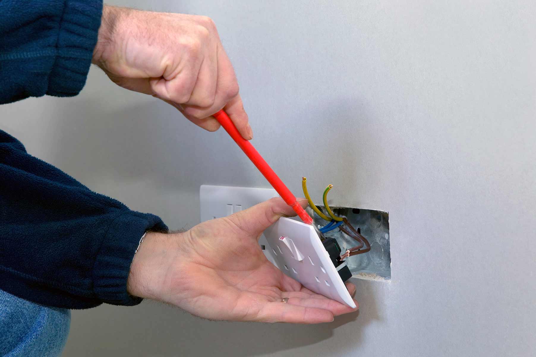 Our electricians can install plug sockets for domestic and commercial proeprties in Louth and the local area. 